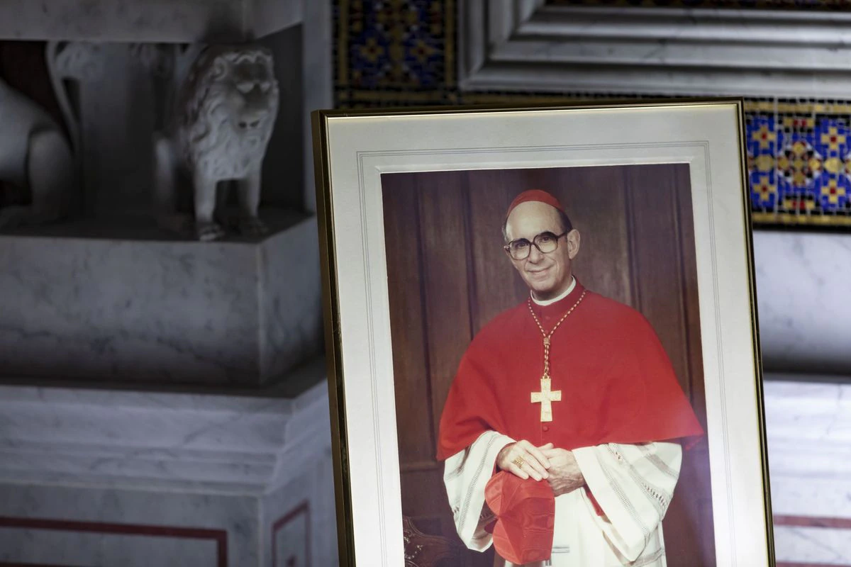 At rarely opened Bishop’s Mausoleum, Cardinal Bernardin
remembered on the 25th anniversary of his death 1