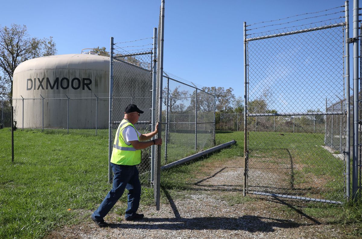 Dixmoor getting close to normal water pressure, schools and
businesses open again 1 Dixmoor getting close to normal water pressure, schools and
businesses open again 1