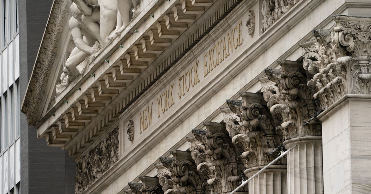 Stocks sink amid reports of new COVID-19 variant 1