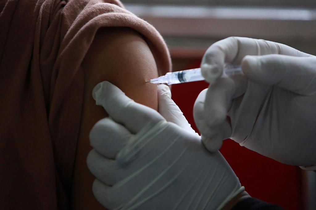 U.S. offering investment to boost COVID-19 vaccine
capacity 1