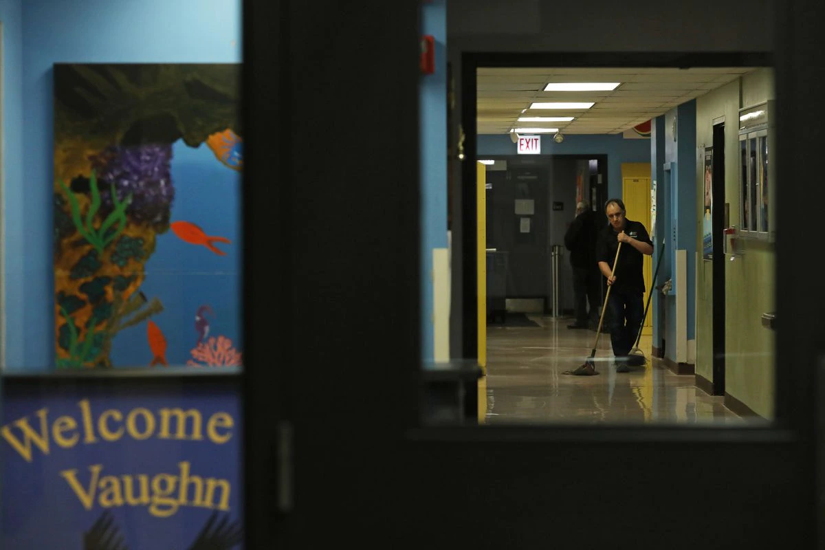 Chicago Public Schools cites progress in addressing ‘filthy
buildings,’ vows more deep-cleaning over Thanksgiving break 1