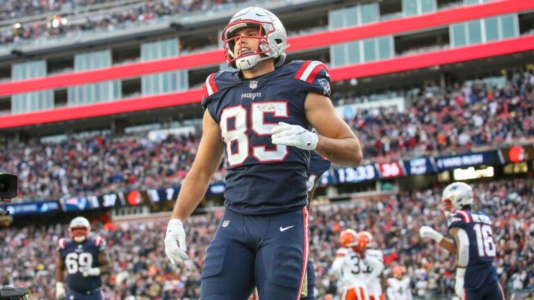 Hunter Henry, Damien Harris questionable; A.J. Brown out for
Patriots-Titans 1