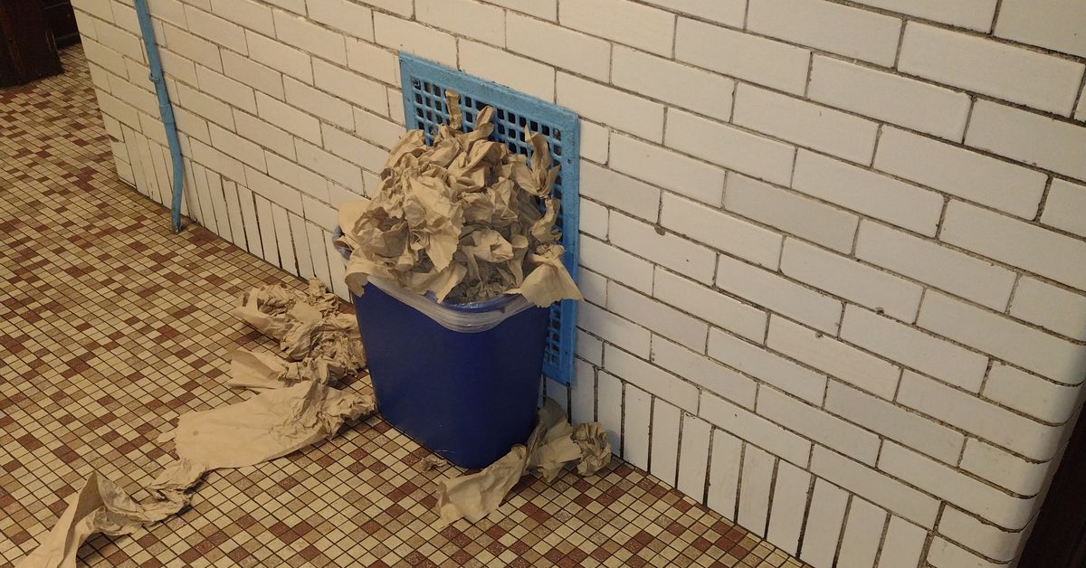 CPS facilities chief’s ouster over dirty schools ‘about us
holding ourselves accountable,’ district CEO says 1