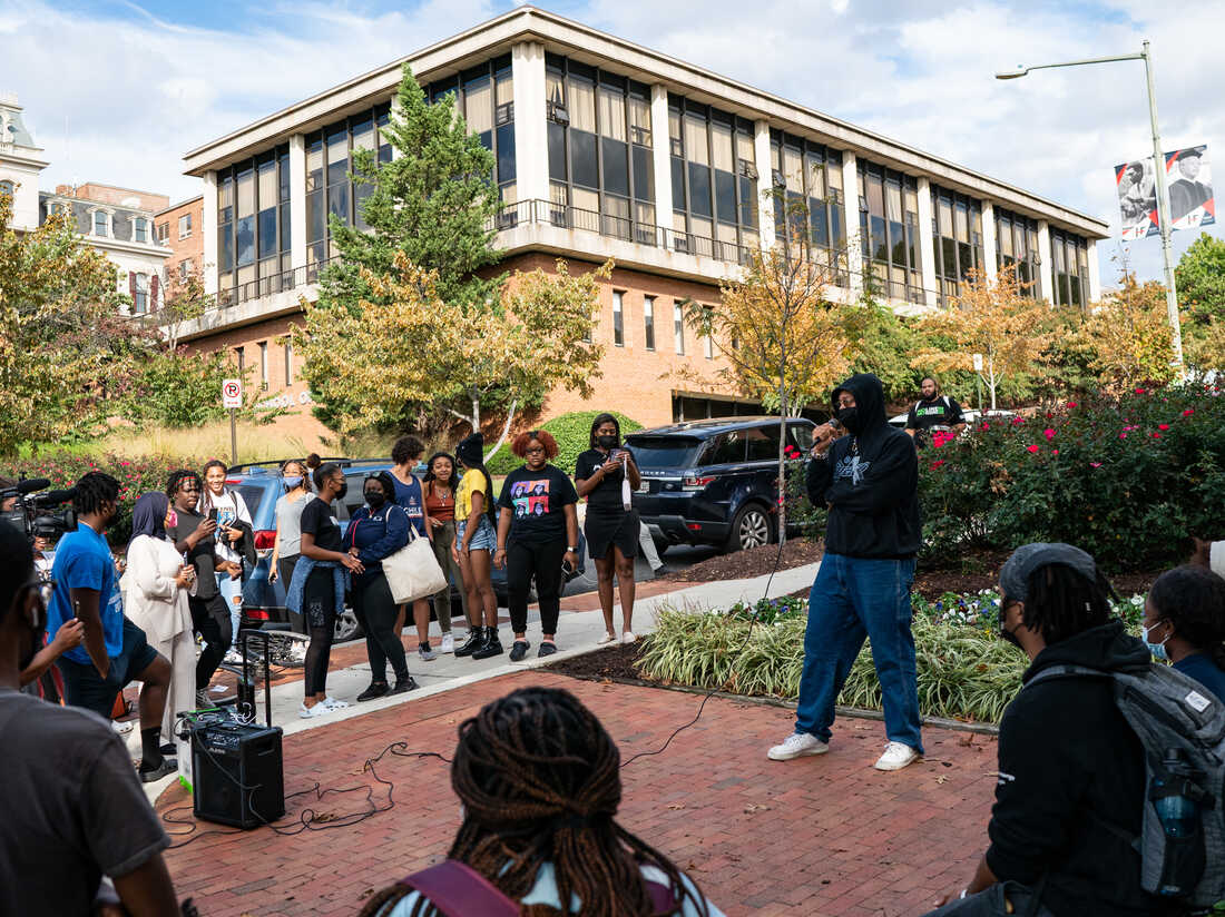 Howard University students reach an agreement with officials
after a month of protest 1