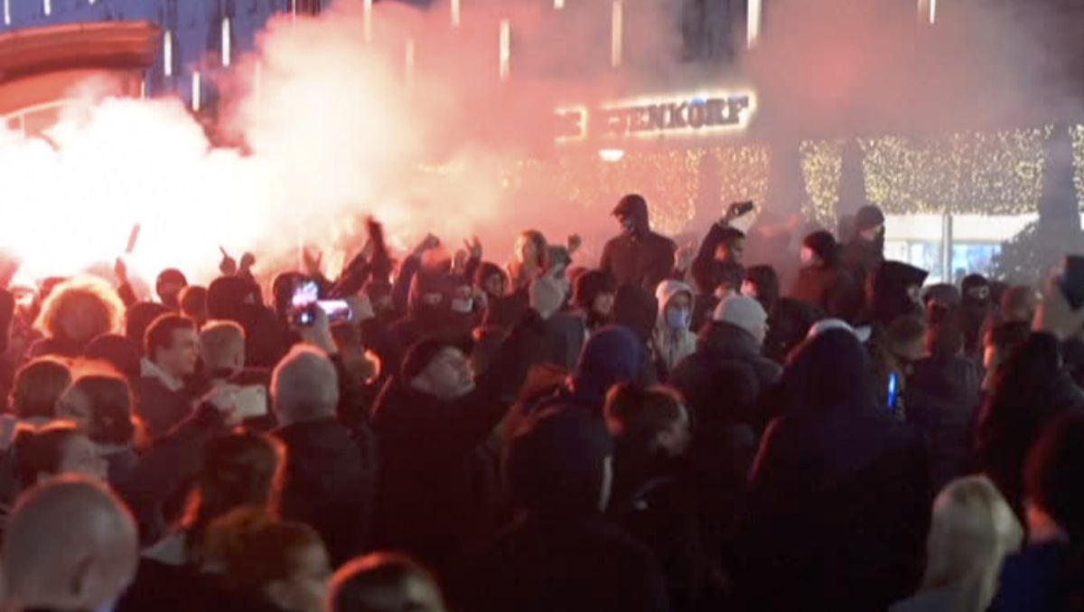 ‘Orgy of violence’: Dutch police open fire on
rioters 1 ‘Orgy of violence’: Dutch police open fire on
rioters 1