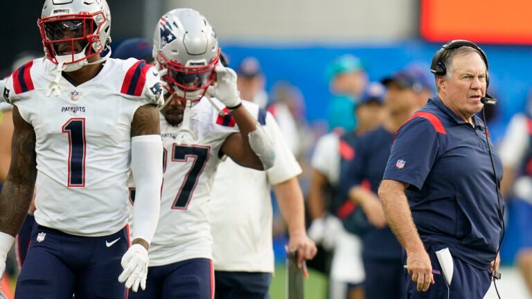 The Patriots are deadline losers — unless Belichick’s
confidence pays off 1