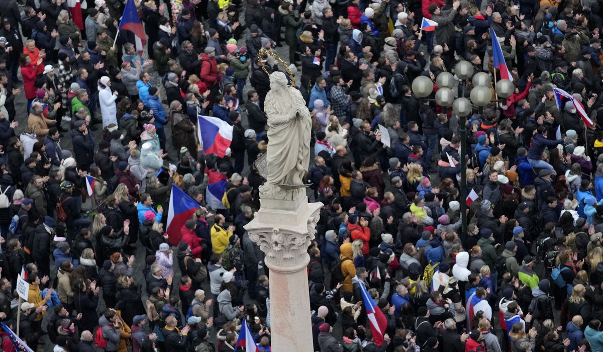 White House rejects return of COVID-19 shutdowns as Europe's
new lockdowns spark protests 1