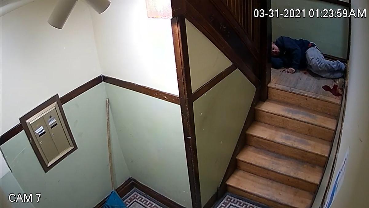 Video shows off-duty police officer shooting a home intruder
in Albany Park apartment 1