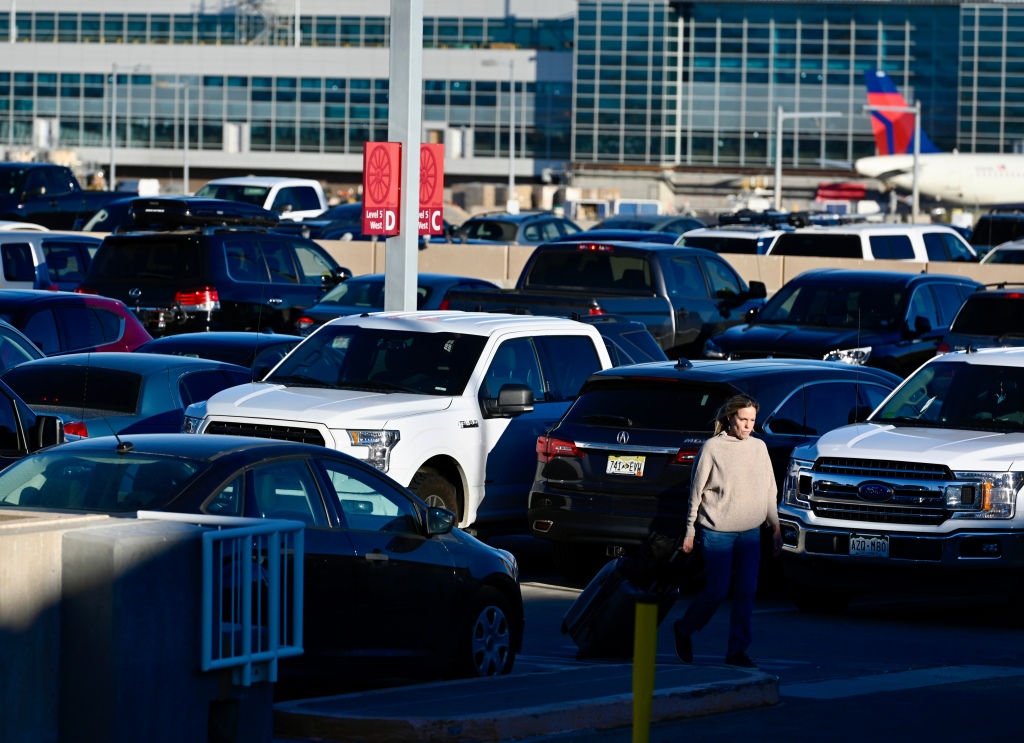 DIA parking plan for holidays: Fully reopen Pikes Peak lot,
close one economy lot 1