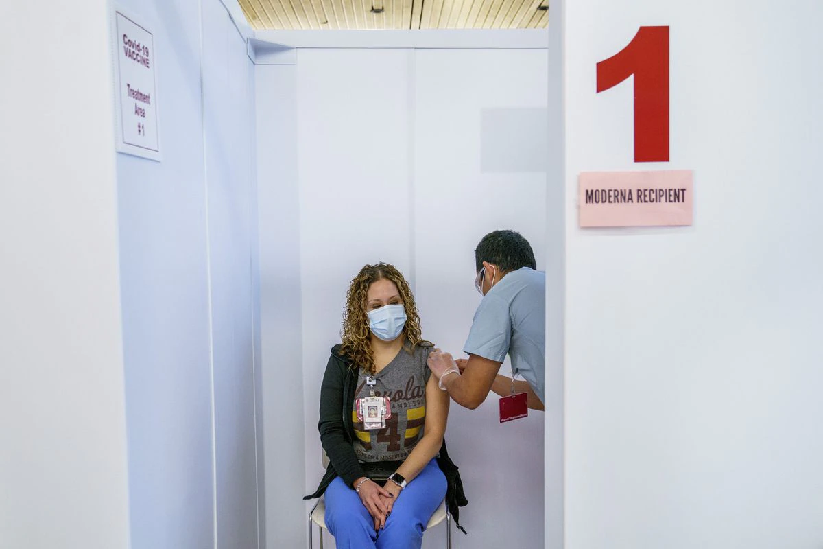 Now that COVID-19 vaccine boosters are open to all adults,
will Illinois employers require them? 1 Now that COVID-19 vaccine boosters are open to all adults,
will Illinois employers require them? 1