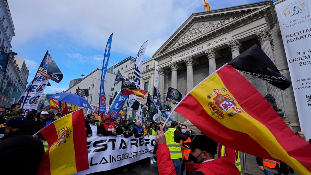 Spanish police protest government plan to reform 'gag
law' 1