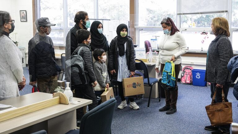 Thousands of Afghan children, teenage refugees to enroll in
U.S. schools 1