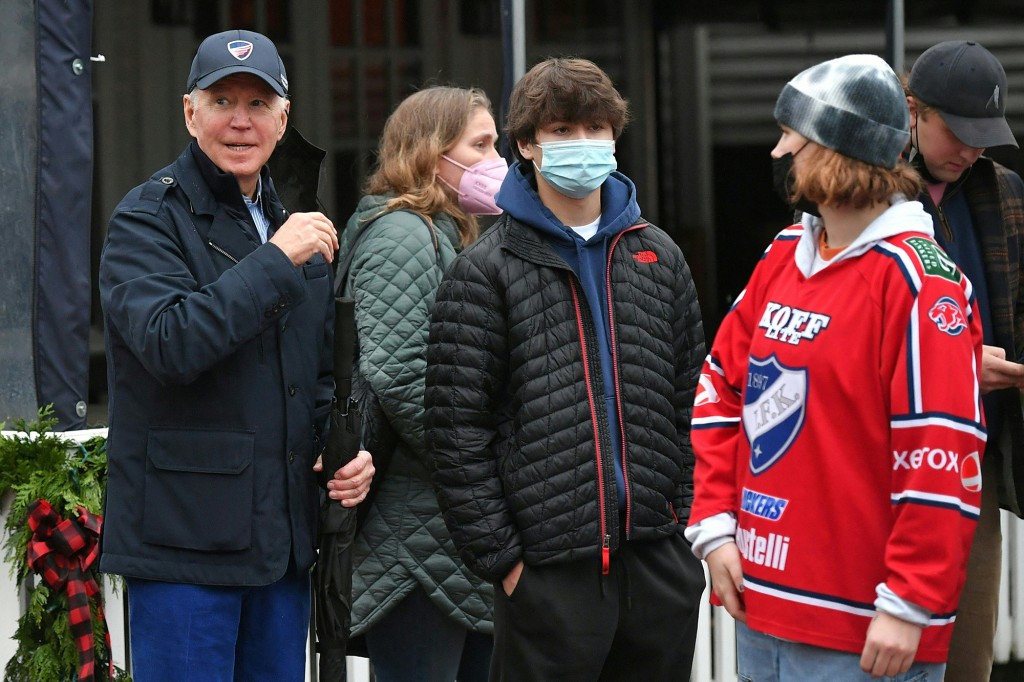 Biden seen flouting mask-wearing rule at Nantucket
store 1