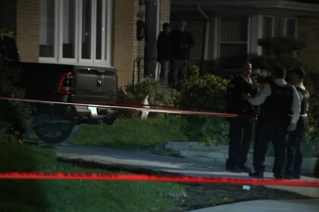 Off-duty Chicago police officer killed by cop wife during
fight over gun 1