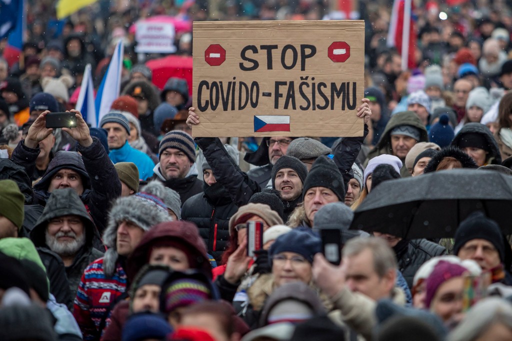 Czech Republic bans Christmas markets, public drinking in
bid to combat COVID-19 wave 1