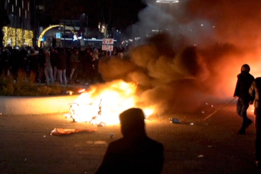 Police open fire on anti-lockdown protesters in The
Netherlands 1