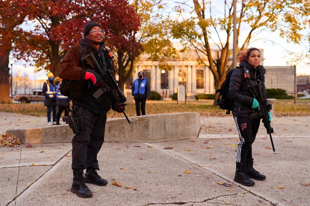 Armed father-daughter duo march alongside anti-Rittenhouse
protesters — to protect them 1