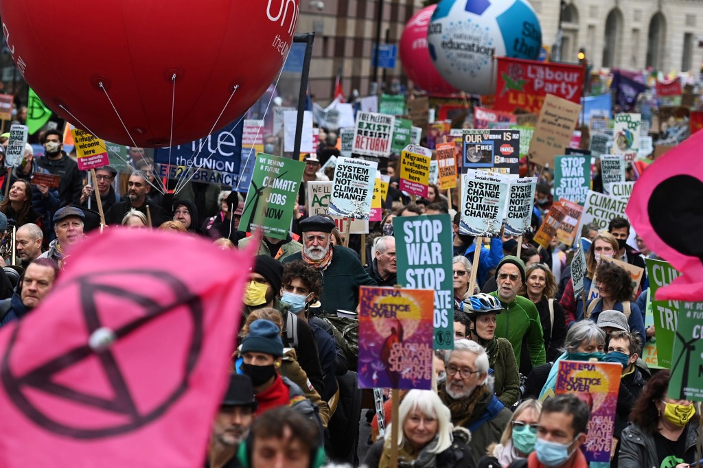 Police choppers buzz Glasgow ahead of environmentalist
protests 1