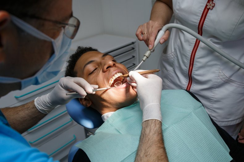 Police Officer Getting Dental Check-up Foils Armed Robbery
in Dramatic Video 1