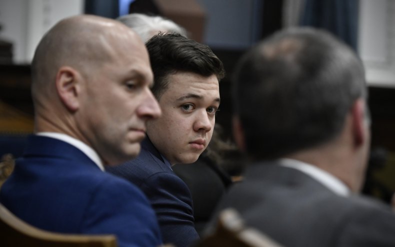Police Officer Fired Over $25 Donation to Kyle Rittenhouse
Demands Job Back After Verdict 1