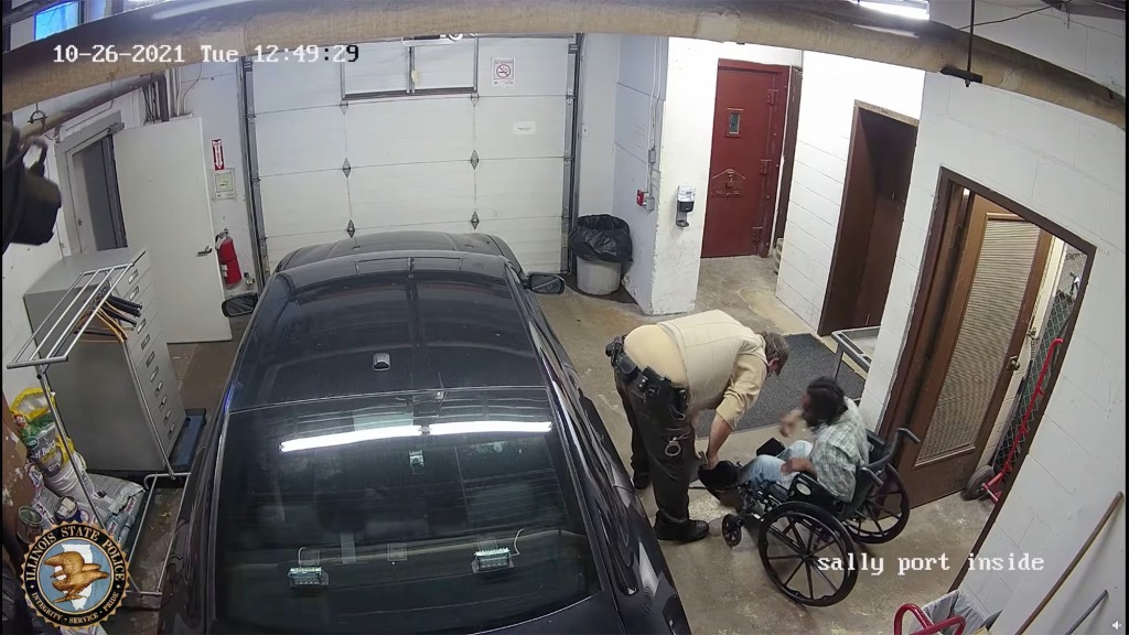 Inmate disarms correctional officer, gets shot by another
deputy: video 1