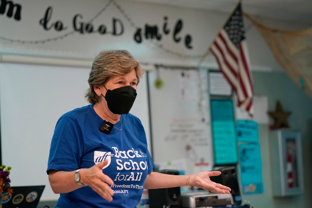 AFT boss Randi Weingarten apologizes for going maskless at
conference 1