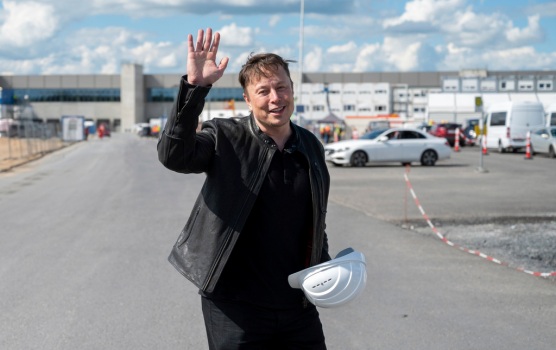 Elon Musk’s latest Twitter gambit opens way to paying
billions to IRS 1