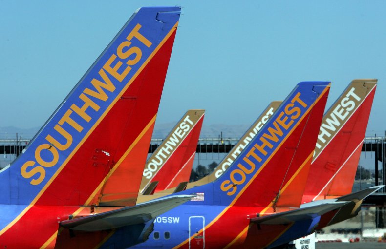 Passenger Sues Airline in Mask Dispute, Alleges Will to
Comply, Injury to Her Wrist, Thumb 1