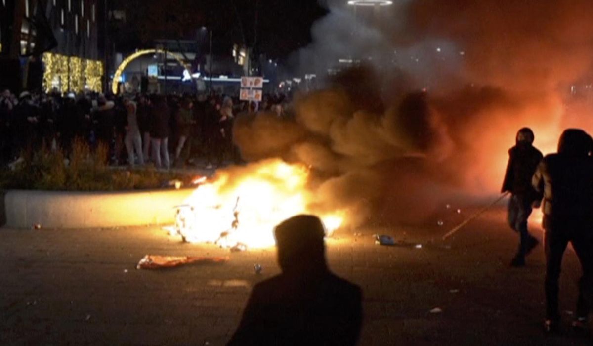 Riots erupt at COVID-19 protest in Rotterdam 1