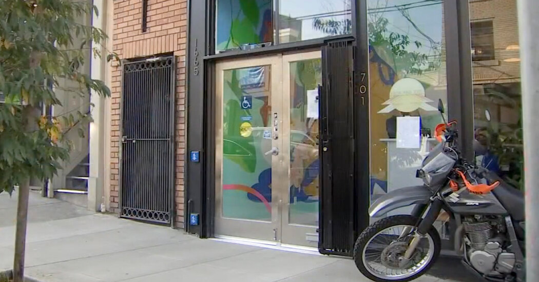 San Francisco Restaurant Apologizes for Asking 3 Police
Officers to Leave 1