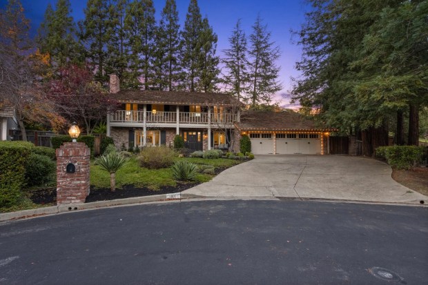 Traditionally updated home in Alamo’s Bryan Ranch backs up
to open space at end of court  1