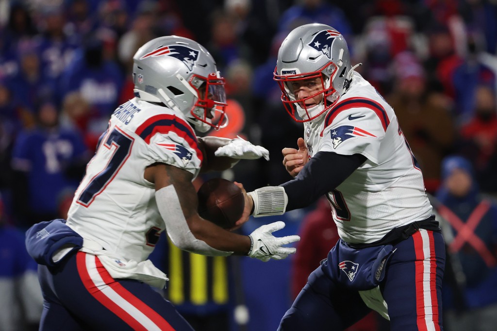 Patriots throw just three passes to beat Bills amid crazy
winds on MNF 1