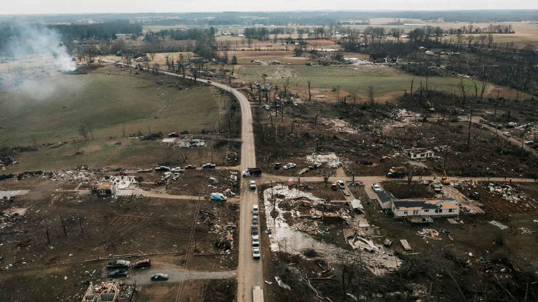 After a Tornado Blew His Roof Away, He Played Piano Under an
Open Sky 1