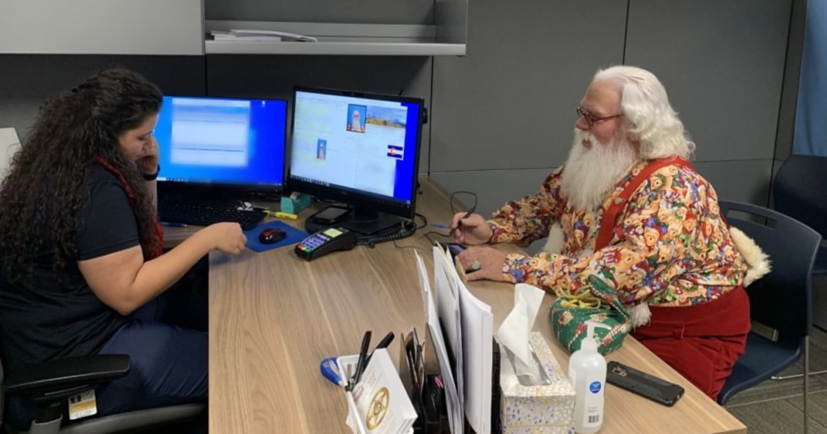 Colorado sheriff's office slammed for post of Santa getting
concealed handgun permit 1