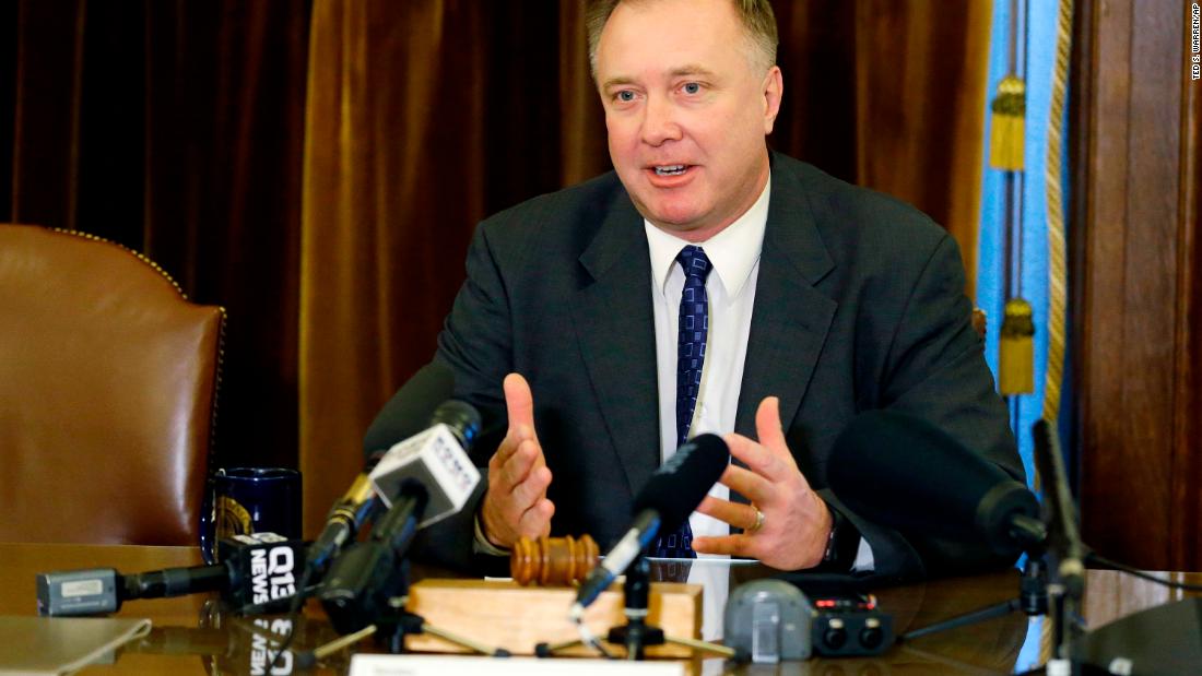 State senator dies just a month after telling a local radio
station he was sick with Covid-19 while in El Salvador 1