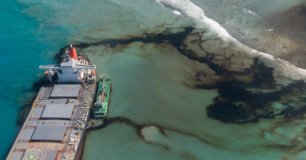 2 Ship Officers Plead Guilty to Light Charges in Mauritius
Oil Spill 1