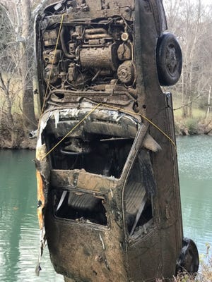 Decades-old cold case of missing Tennessee teens reopened
after diver finds car underwater 1