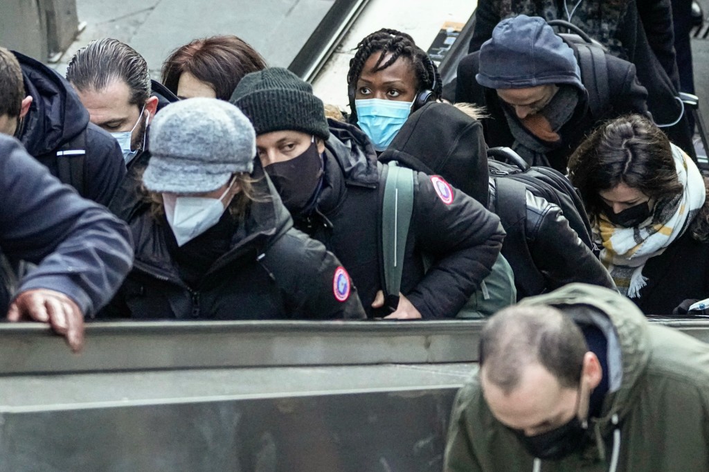Thousands of fake COVID-19 passes found, France launches
investigative crackdown 1