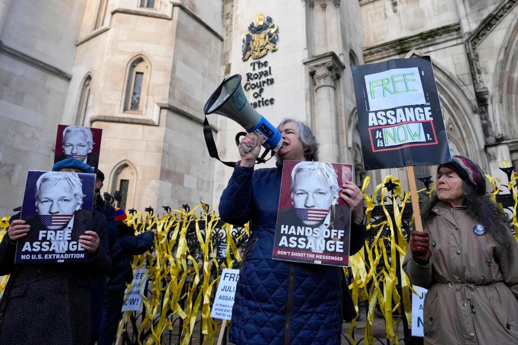 UK opens door to Julian Assange extradition to U.S. on
spying charges 1