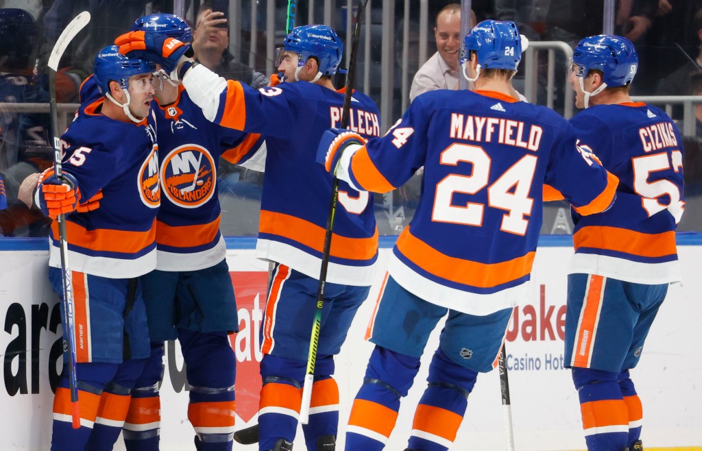 Islanders storm past COVID-19-ravaged Bruins 1