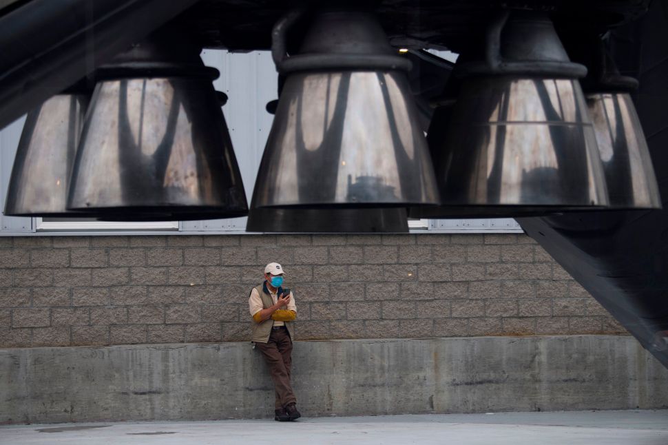 SpaceX’s Los Angeles Headquarters Is the Latest Center of a
COVID-19 Outbreak 1