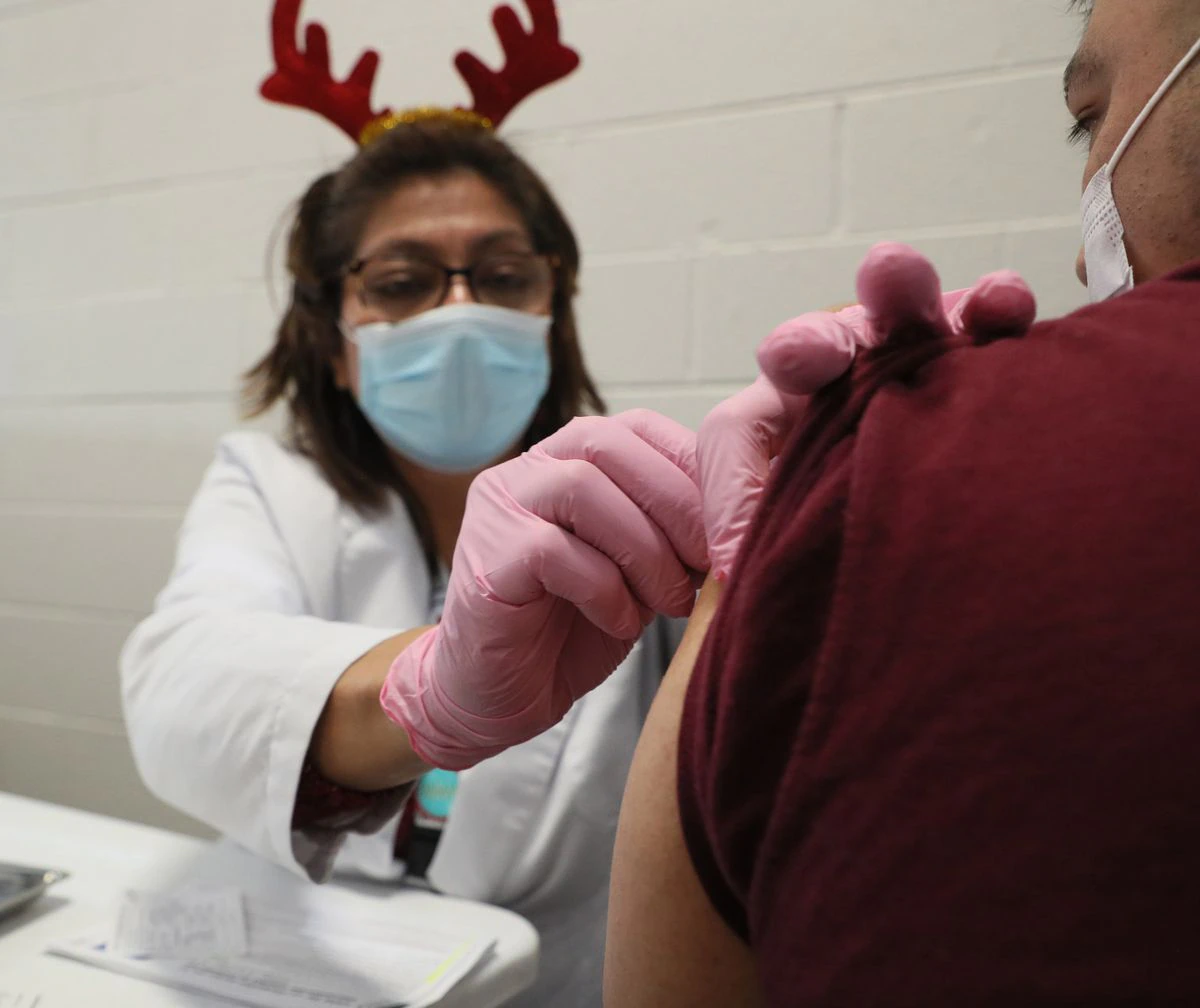 Illinois sets record for daily coronavirus cases and
surpasses 2 million infections since pandemic began 1 Illinois sets record for daily coronavirus cases and
surpasses 2 million infections since pandemic began 1