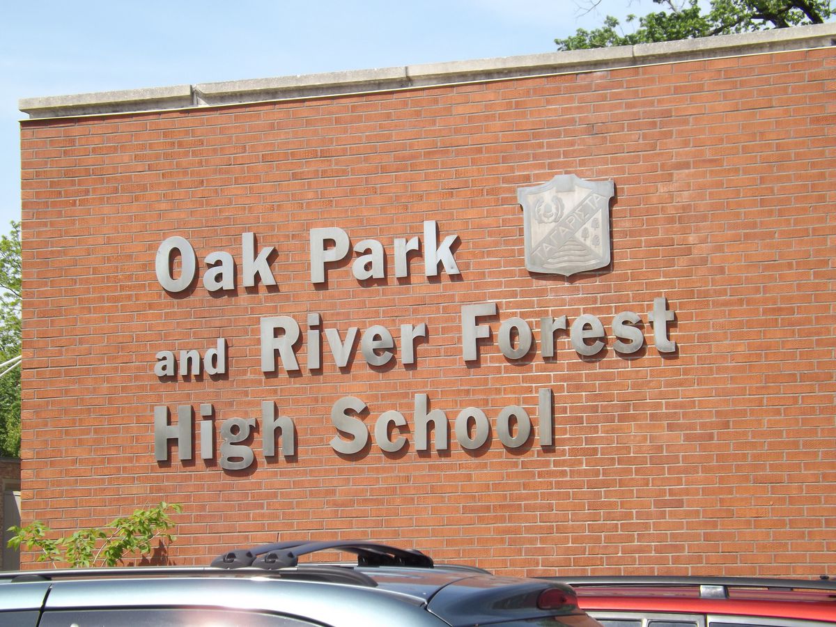 Parents and students protest new COVID-19 restrictions at
Oak Park-River Forest High School following rising transmission
rate 1 Parents and students protest new COVID-19 restrictions at
Oak Park-River Forest High School following rising transmission
rate 1