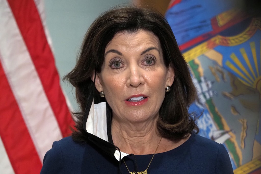 Business owners furious over Gov. Hochul’s new mask-or-vax
mandate 1