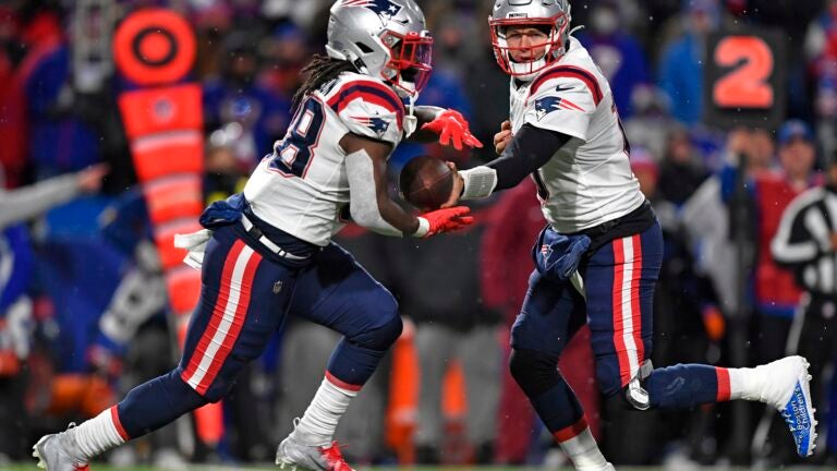 Patriots out-run Bills in 14-10 win in blustery
conditions 1