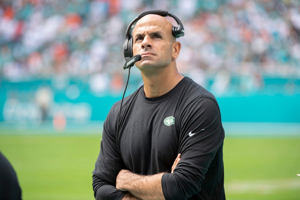 Jets head coach Robert Saleh tests positive for
COVID-19 1