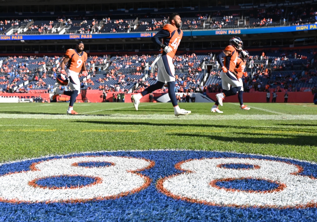 WATCH: Broncos pay tribute to Demaryius Thomas on opening
play of their first drive 1