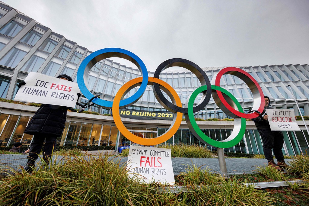 Tibetan students cuff themselves to Olympic rings to protest
Beijing games 1