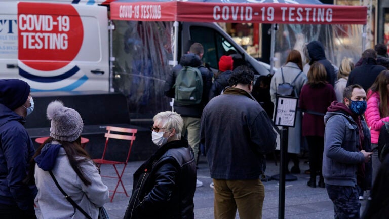 US faces a double coronavirus surge as omicron
advances 1