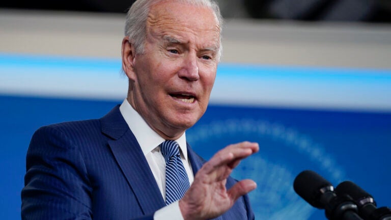 Biden launching winter COVID-19 booster, testing
campaign 1
